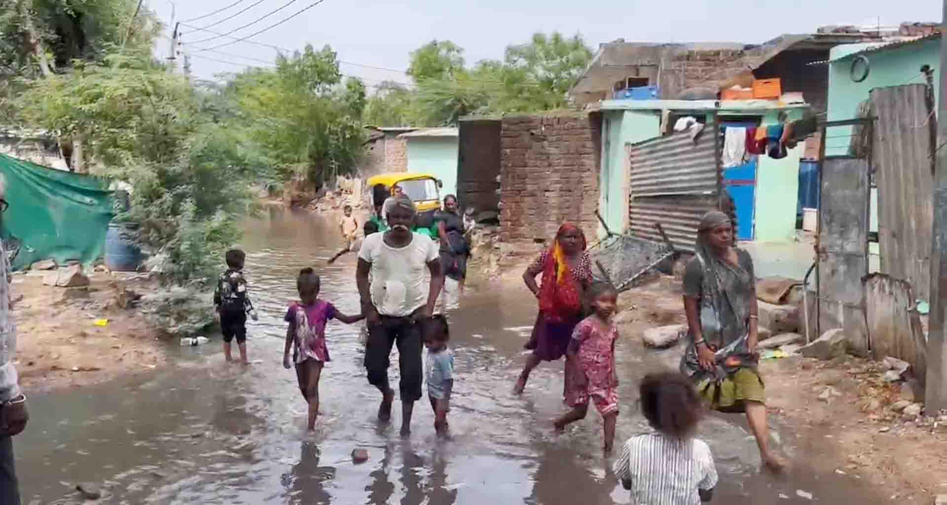 પાલનપુરના મફતપુરામાં ગટરના ગંદા પાણી ઘરોમાં ઘુસ્યા: રોગચાળાની દહેશત