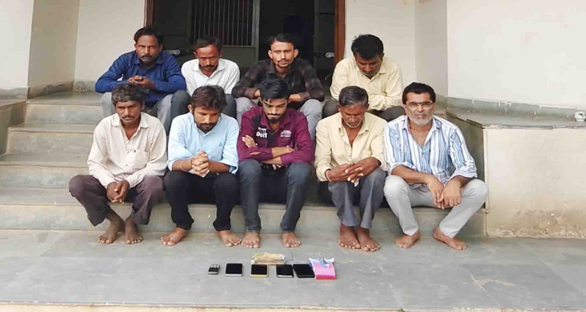 દાંતીવાડા ના પાંથાવાડા માંથી જુગાર રમતા નવ ઈસમો ઝડપાયા