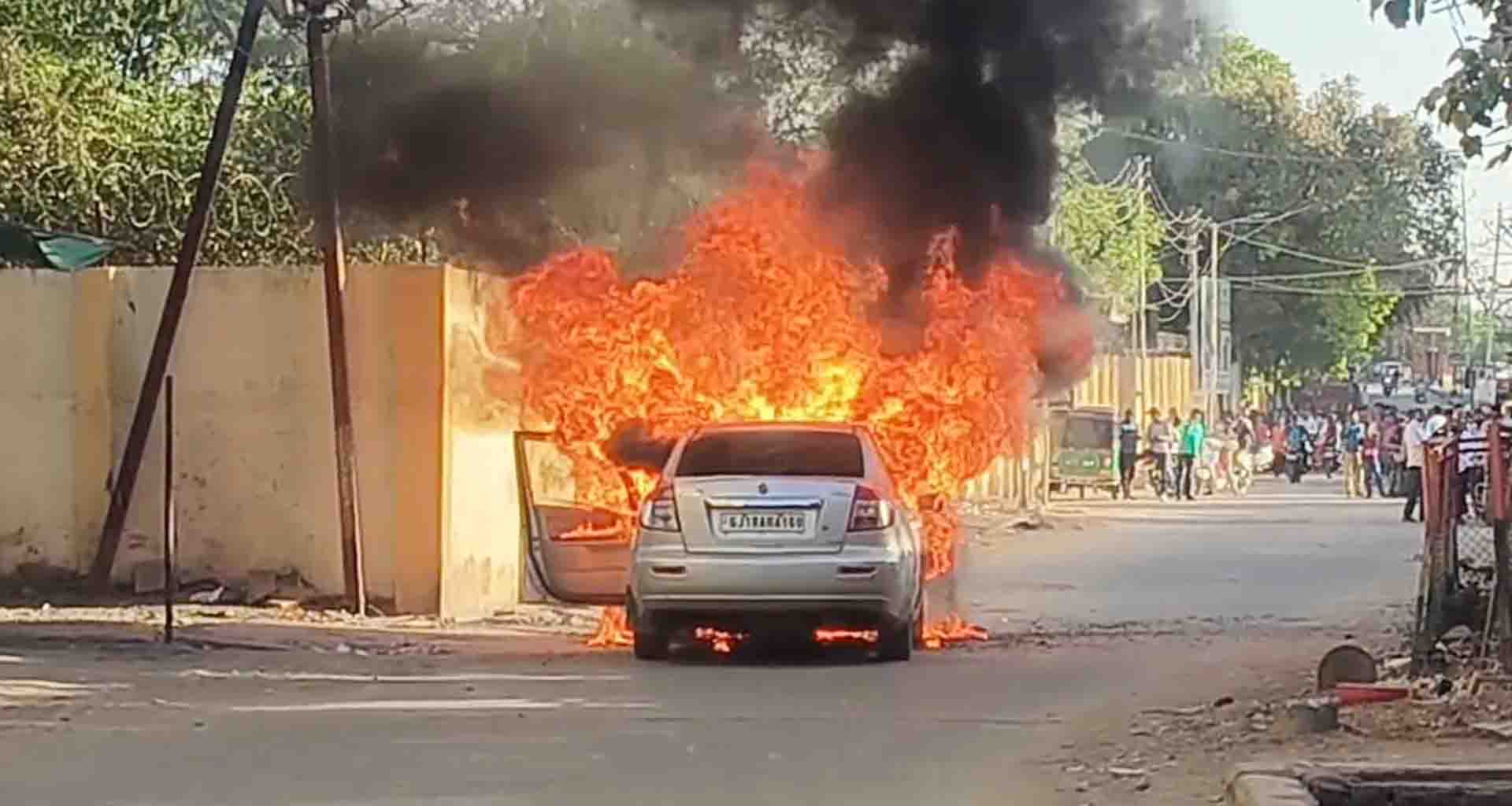 પાલનપુરના ઢુંઢીયાવાડી વિસ્તારમાં કારમાં ભભૂકી આગ