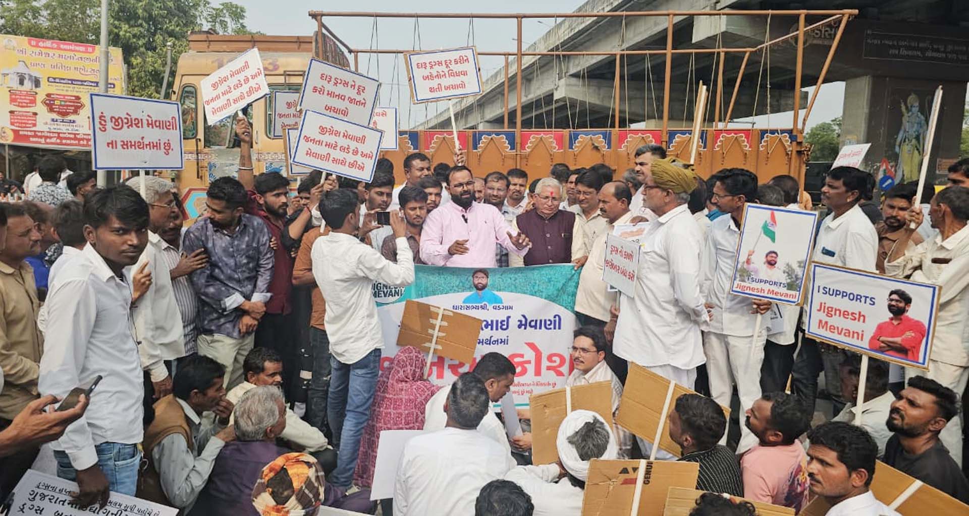 ડીસામાં જીગ્નેશ મેવાણીના સમર્થનમાં વિશાળ રેલી નીકળી : પ્રાંત અધિકારીને આવેદનપત્ર અપાયું