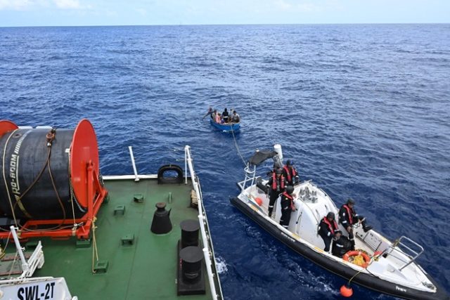 કર્ણાટકના મેંગ્લોર કિનારે કાર્ગો જહાજ ડૂબી જતાં ભારતીય કોસ્ટ ગાર્ડે 6 ક્રૂ સભ્યોને બચાવ્યા