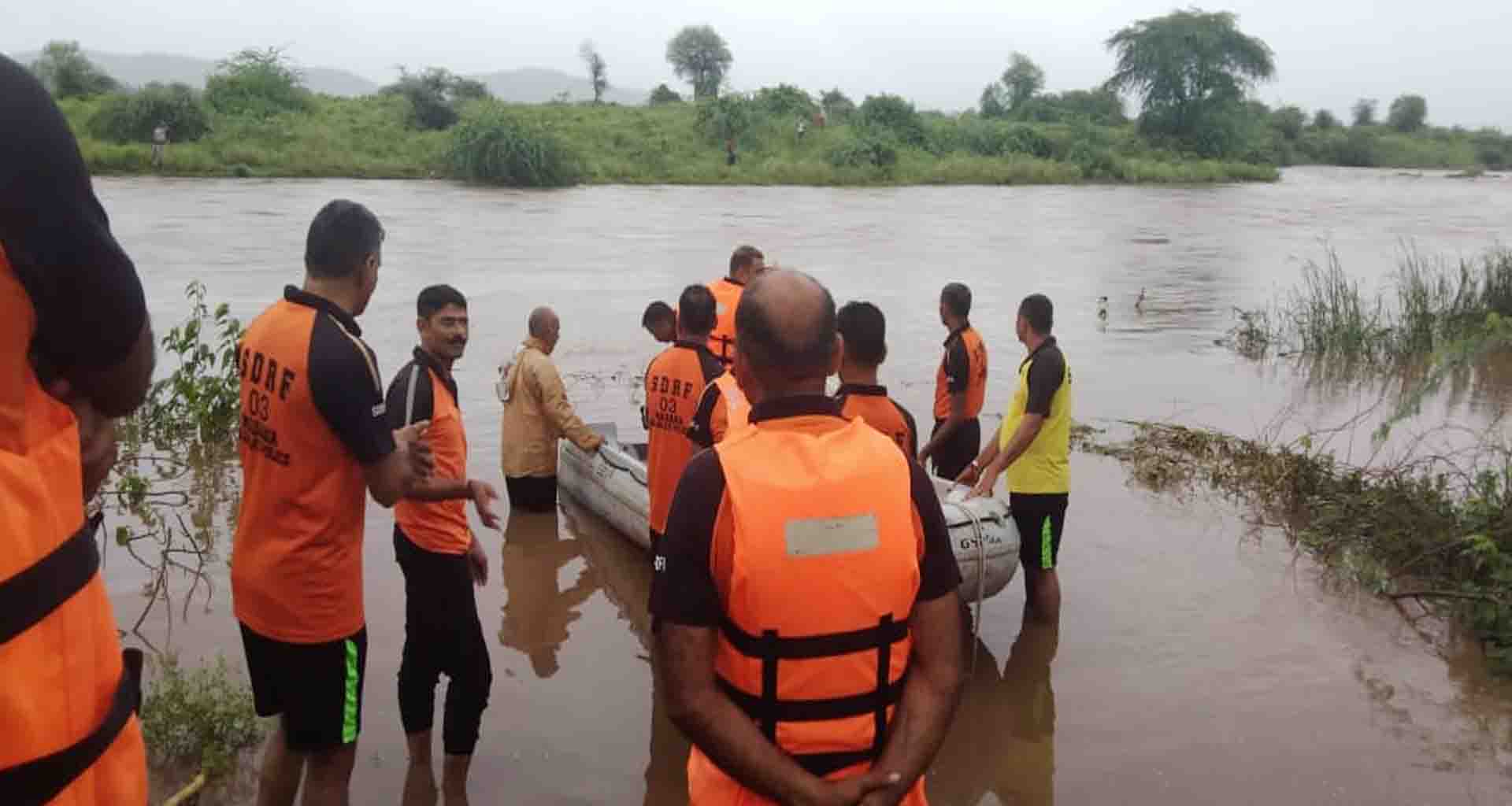 દાંતાના મંડાલી પાસે સાબરમતી નદીમાં ફસાયેલા ૮ વ્યક્તિઓનો SDRF દ્વારા સફળ રેસ્ક્યુ