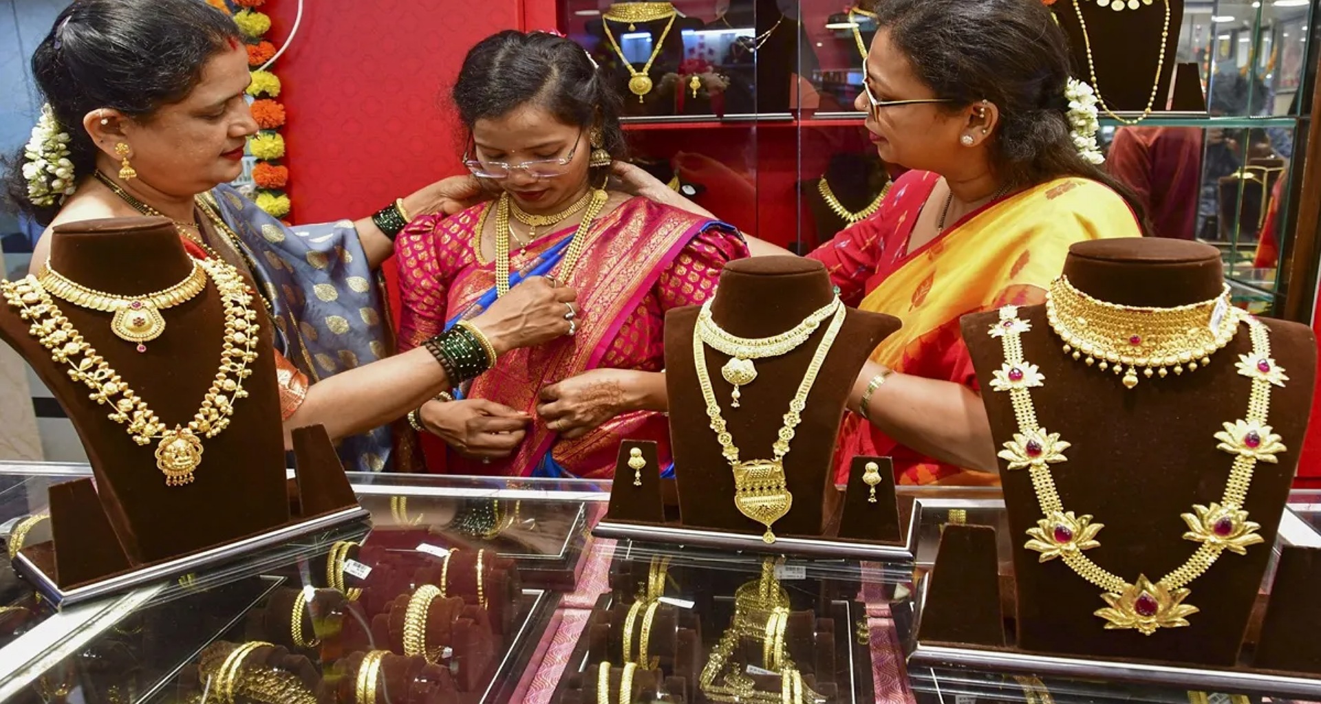 સોનાના ભાવમાં એક દિવસમાં ₹1,27,950 પ્રતિ 10 ગ્રામનો વધારો, ચાંદીમાં ₹7,500નો વધારો