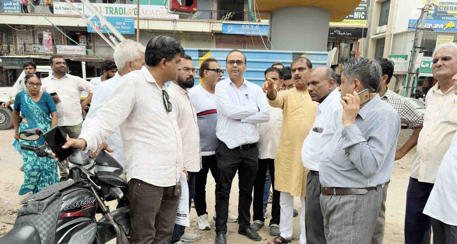 પાટણ શહેરના બિસ્માર રસ્તાઓની ધારાસભ્ય ડો.કિરીટ પટેલે અધિકારીઓ સાથે મુલાકાત લીધી