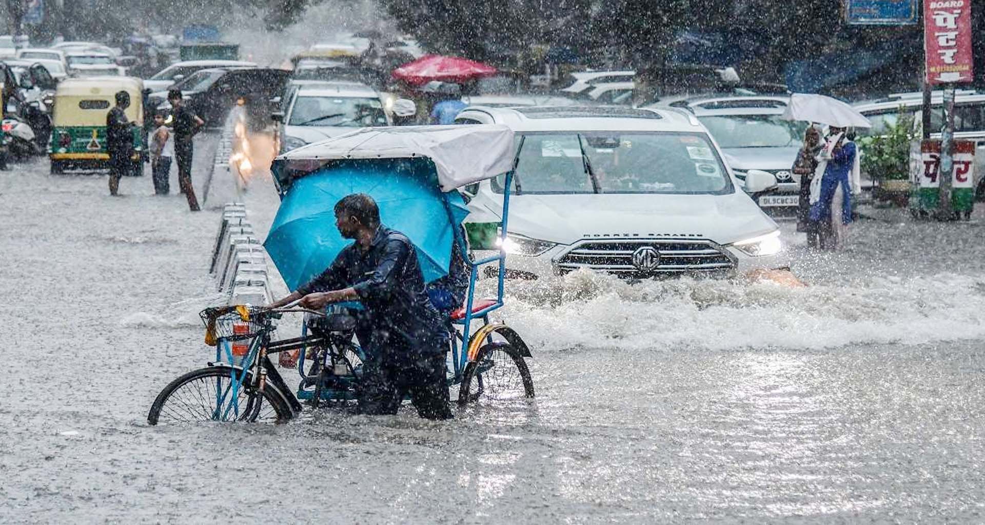 દિલ્‍હીમાં રસ્‍તાઓ ‘બેટ'માં ફેરવાયા : ઠેર-ઠેર પાણી ભરાતા લોકો ત્રાહિમામ