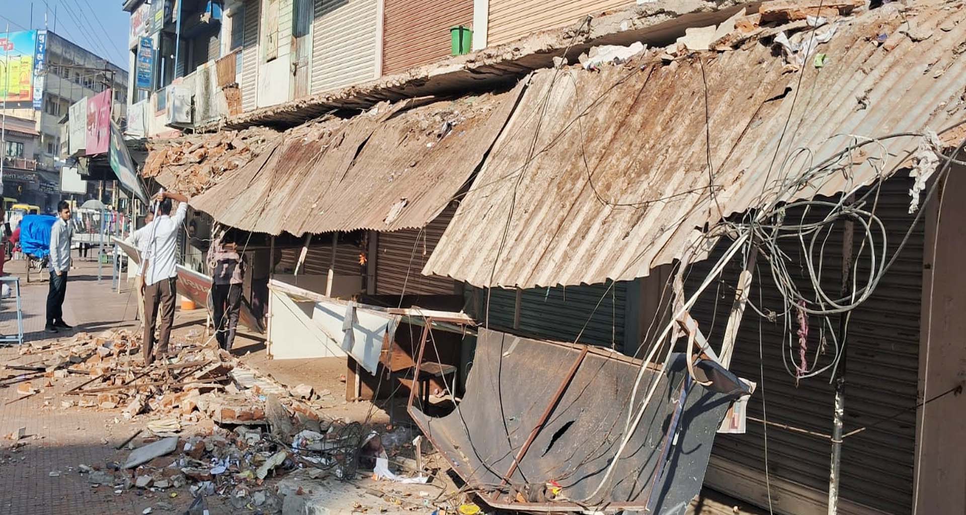 ડીસાના મુખ્ય બજારમાં આવેલ જલાની શોપિંગ સેન્ટરની ગેલેરીની દીવાલ ધરાશાયી; મોટી જાનહાનિ ટળી