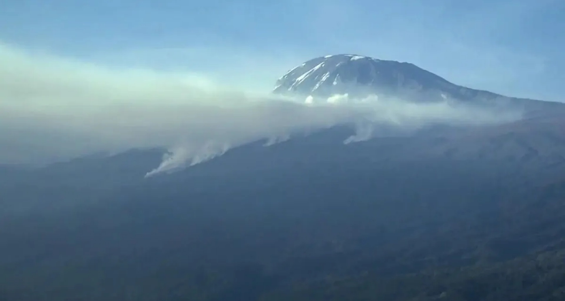 આફ્રિકાના સૌથી ઊંચા શિખર માઉન્ટ કિલીમંજારો પર તાંઝાનિયાનું હેલિકોપ્ટર ક્રેશ થયું, 5 લોકોના મોત થયા