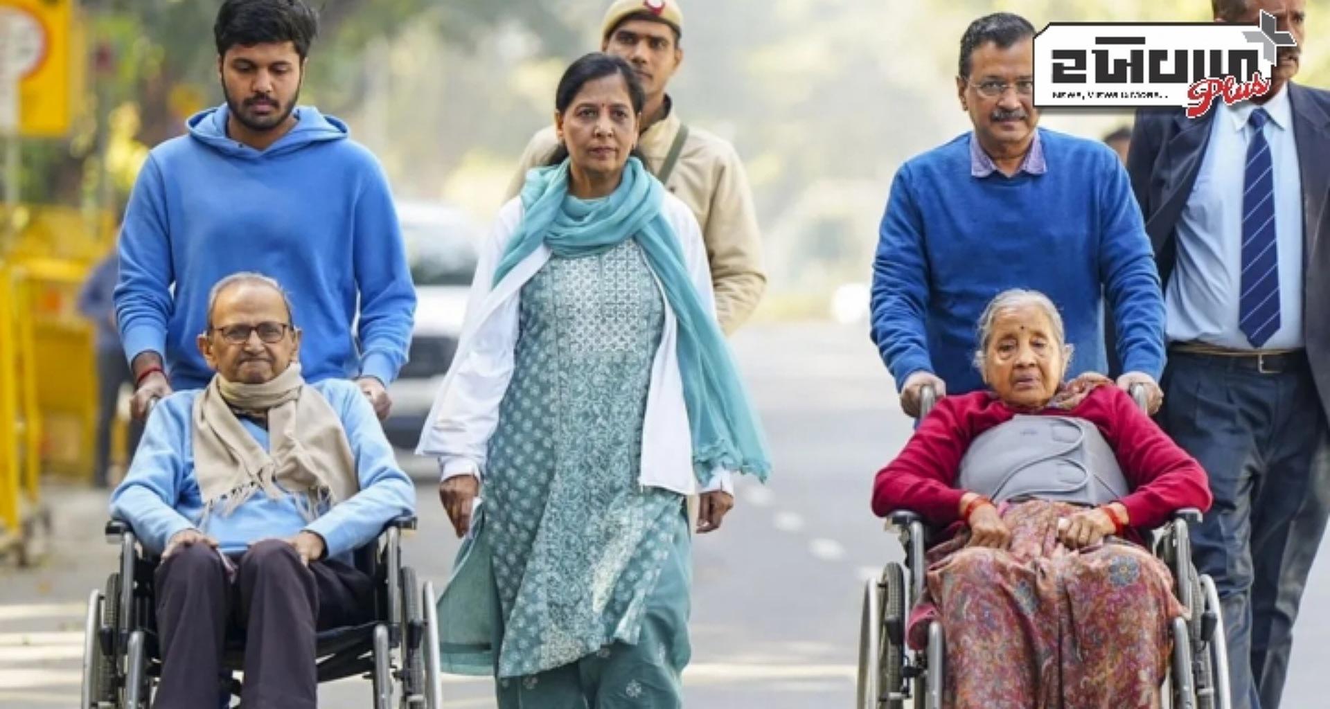 કેજરીવાલ પોતાના માતા-પિતાને વ્હીલચેર પર બેસાડીને આખા પરિવાર સાથે મતદાન કરવા પહોંચ્યા