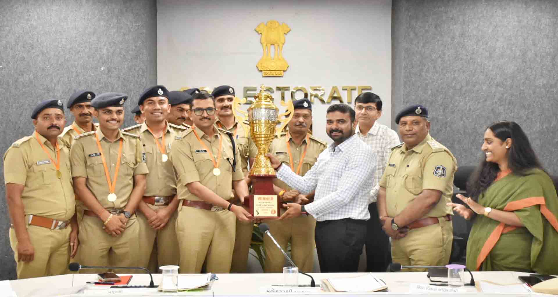 આંતર વિભાગીય ક્રિકેટ લીગ સીઝન-૧ મા વિજેતા બનતી પાટણ પોલીસ વિભાગ ટીમ