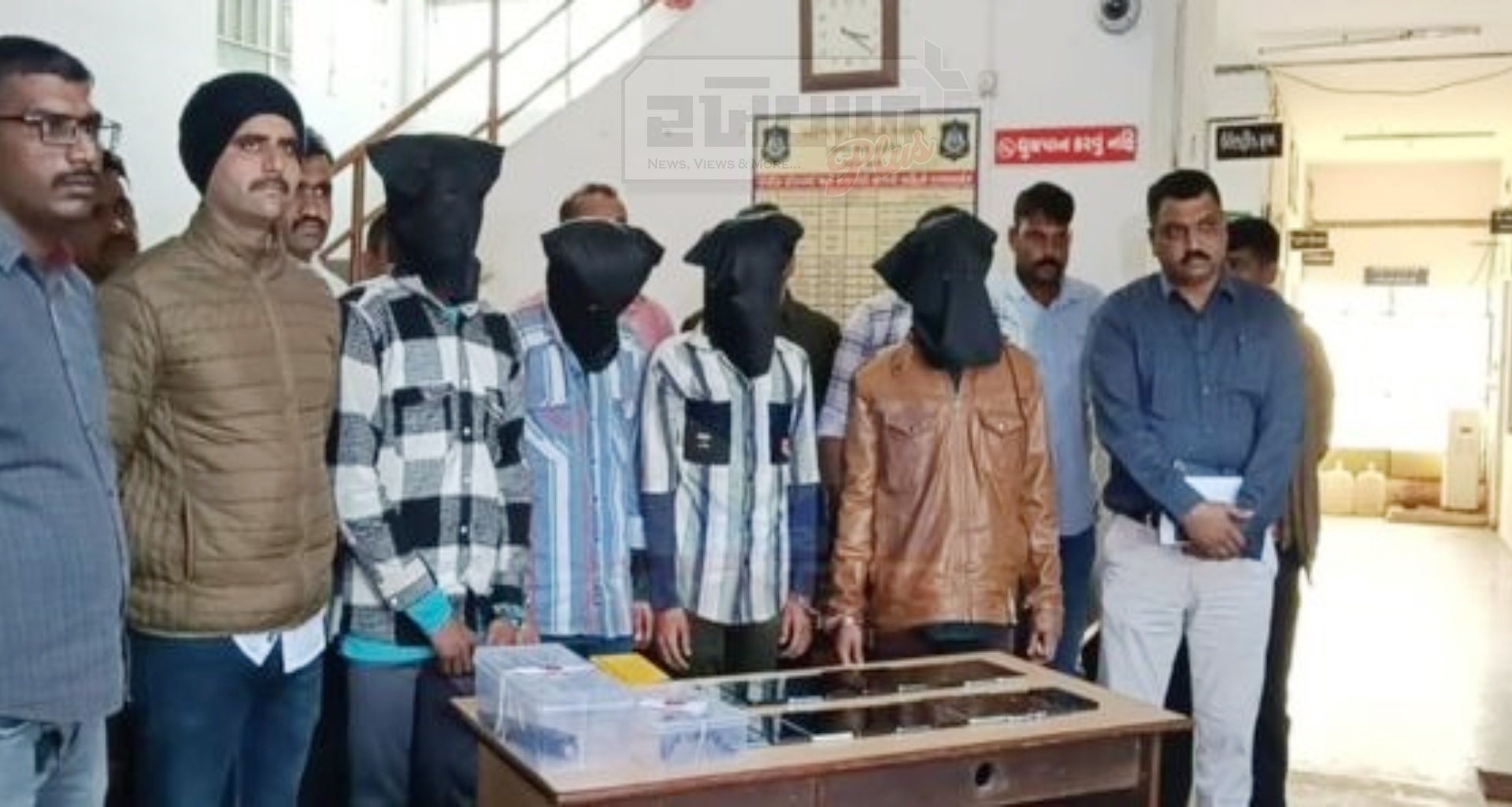 સરખેજ પોલીસે ચાર શખ્સોની ધરપકડ કરી : મોબાઈલ અને રોકડ રકમની લૂંટ ચલાવતા 21 ગુના ઉકેલાયા