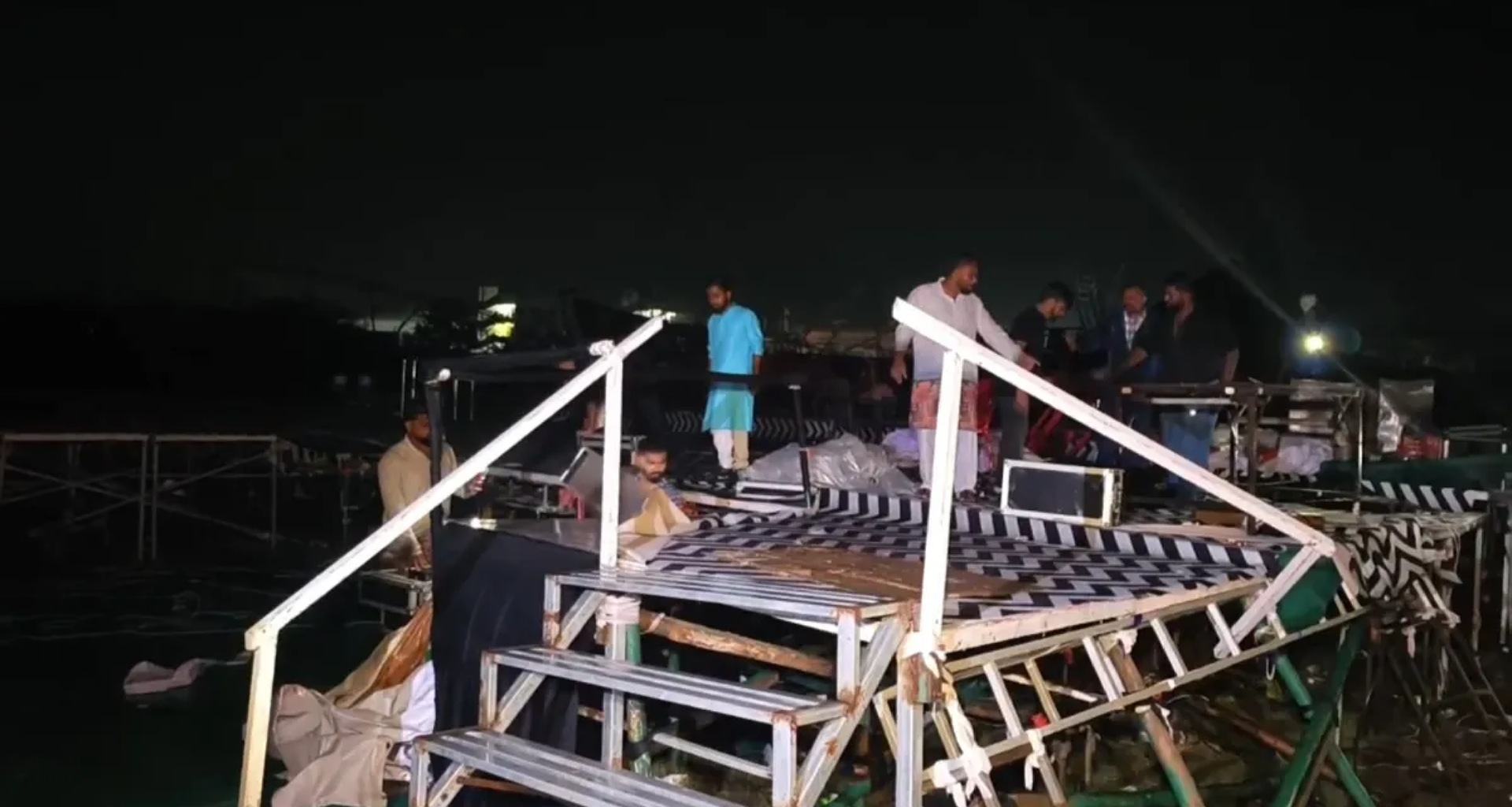 ગુજરાતમાં ભારે વરસાદથી સામાન્ય જનજીવન ખોરવાઈ ગયું, ગરબા પંડાલો ધરાશાયી થયા