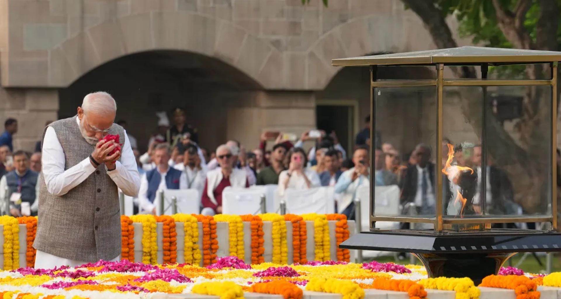 પ્રધાનમંત્રી મોદીએ મહાત્મા ગાંધી અને લાલ બહાદુર શાસ્ત્રીને તેમના જન્મદિવસ પર શ્રદ્ધાંજલિ આપી