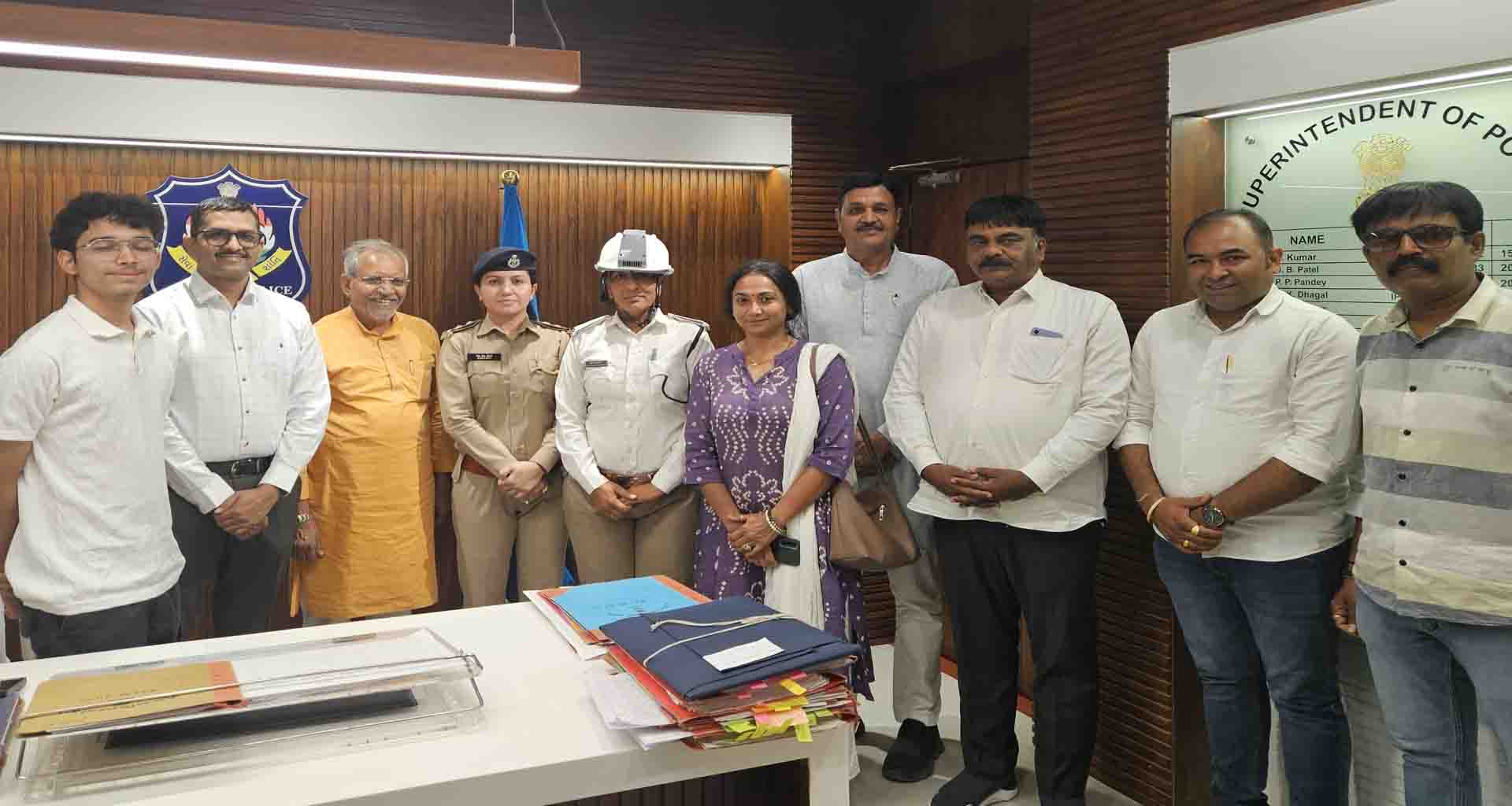 પાટણ નિરજ સેવા ટ્રસ્ટ દ્વારા પાટણ જિલ્લા પોલીસ વડા ને એર કન્ડિશન હેલ્મેટ અપૅણ કરાઈ