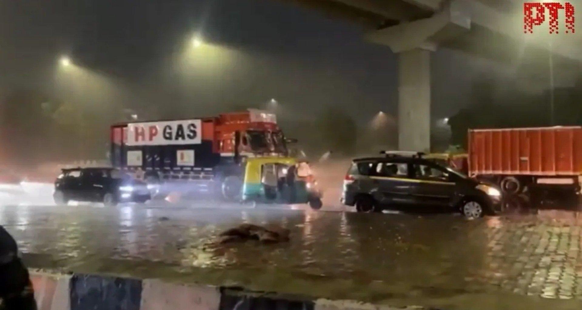 દિલ્હીમાં ભારે વરસાદના કારણે રસ્તાઓ પર પાણી ભરાયા