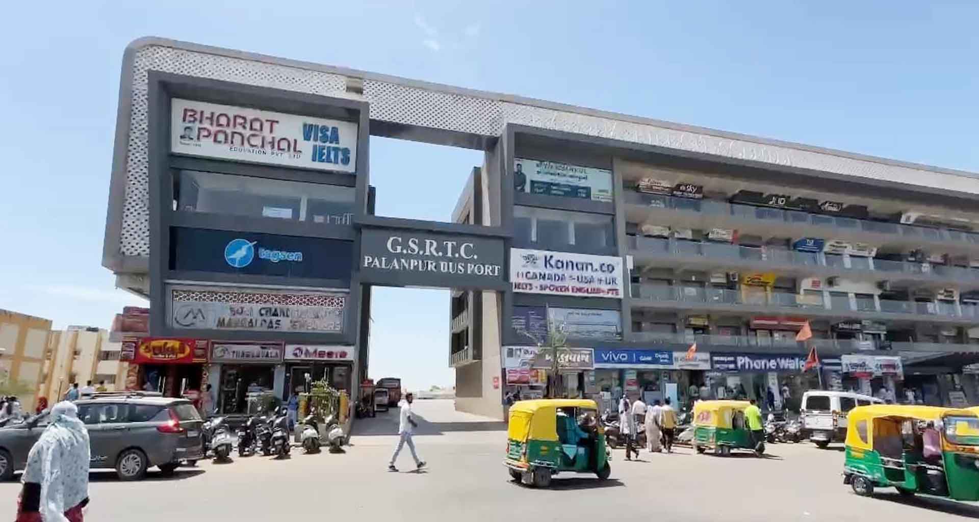 પાલનપુરના ન્યુ બસ પોર્ટ પર રાહદારી યુવકના પગ પર બસનું ટાયર ફરી વળતાં ગંભીર રીતે ઘાયલ