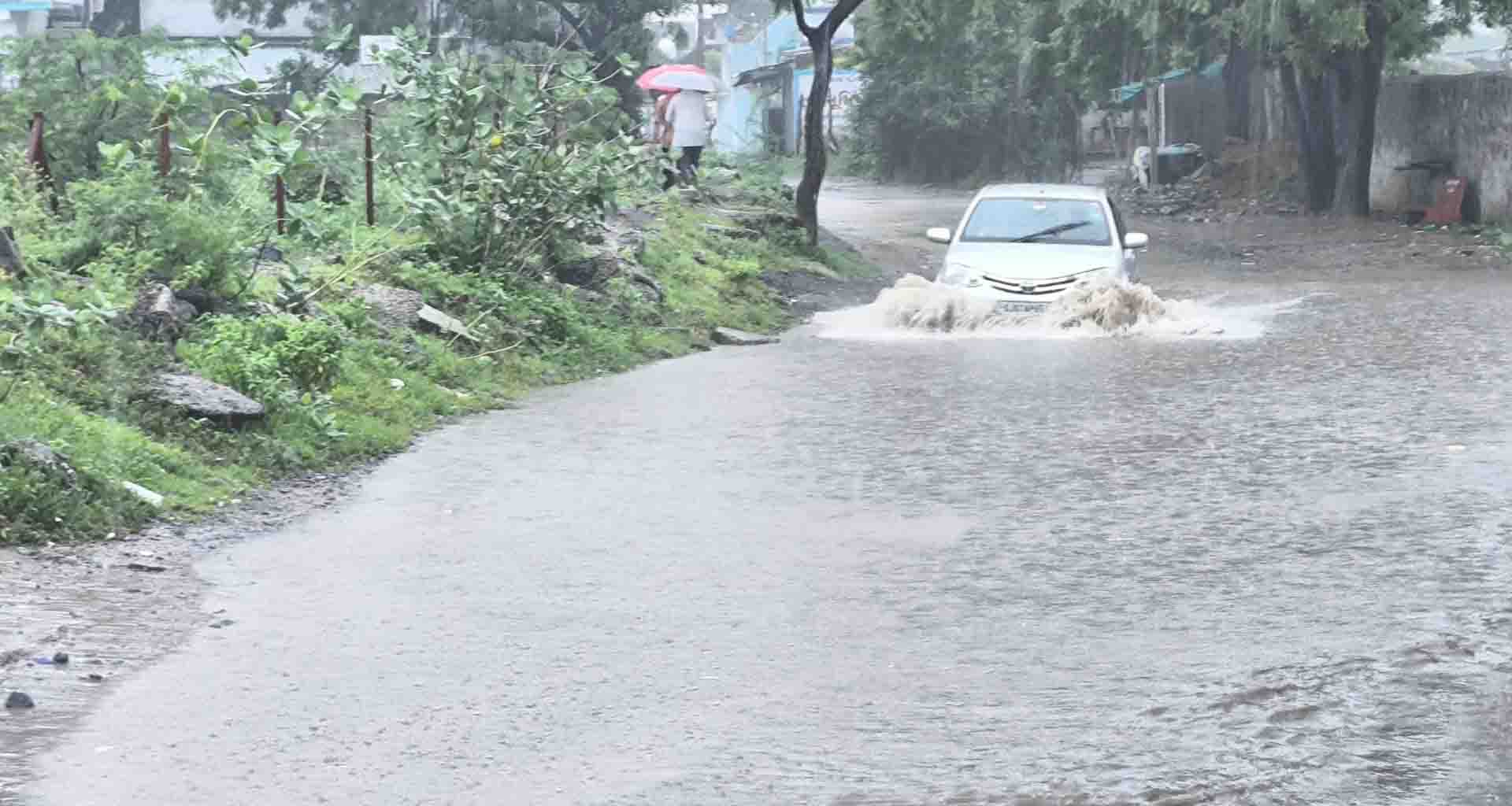 અમીરગઢમાં છેલ્લા 24 કલાકમાં 3 ઈંચ વરસાદ, નિચાણવાળા વિસ્તારોમાં પાણી ભરાયા...!