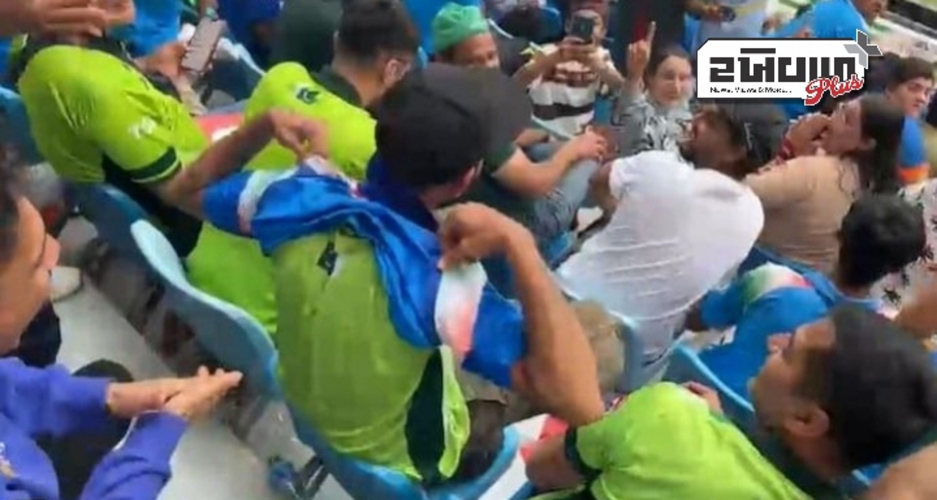 સ્વિચ હિટ: દુબઈ બ્લોકબસ્ટર દરમિયાન પાકિસ્તાની ચાહકો ભારતની જર્સી પહેરેલી જોવા મળી