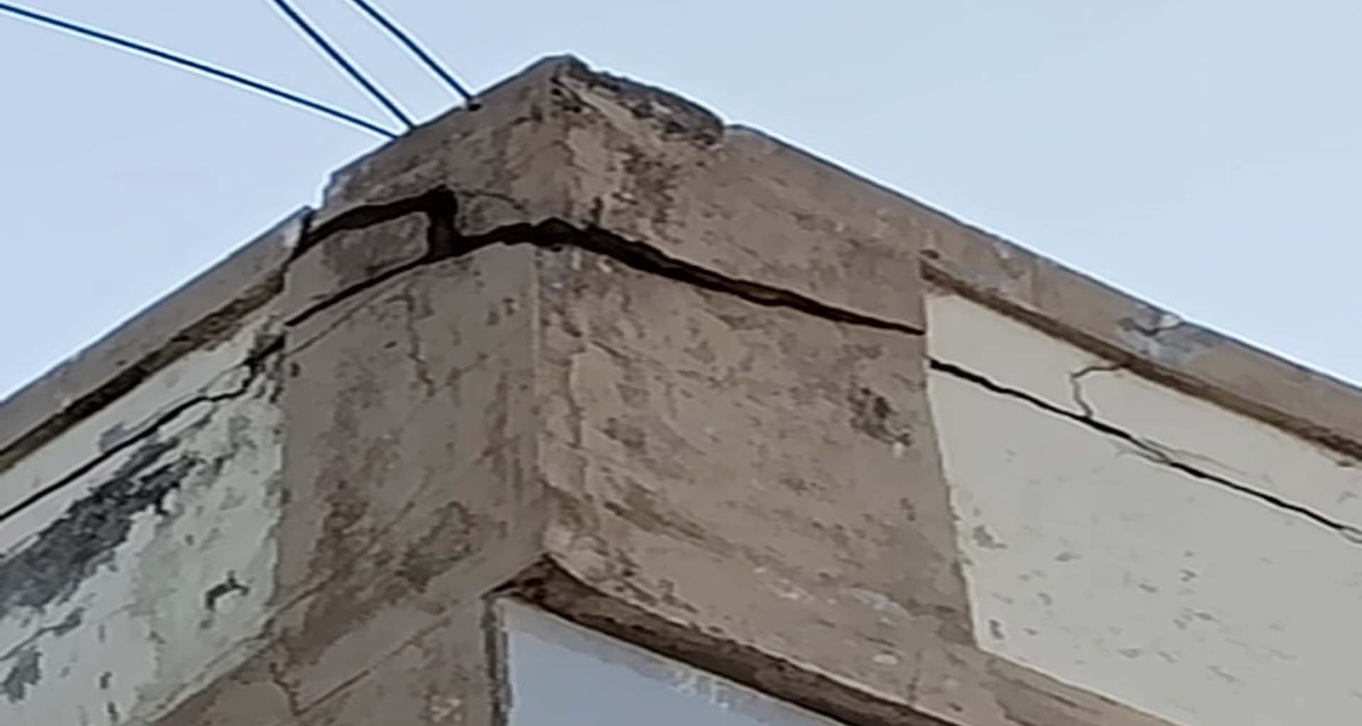 ડીસાની DNP ગર્લ્સ હાઇસ્કુલના ધાબાની દીવાલનો સ્લેબ જોખમી