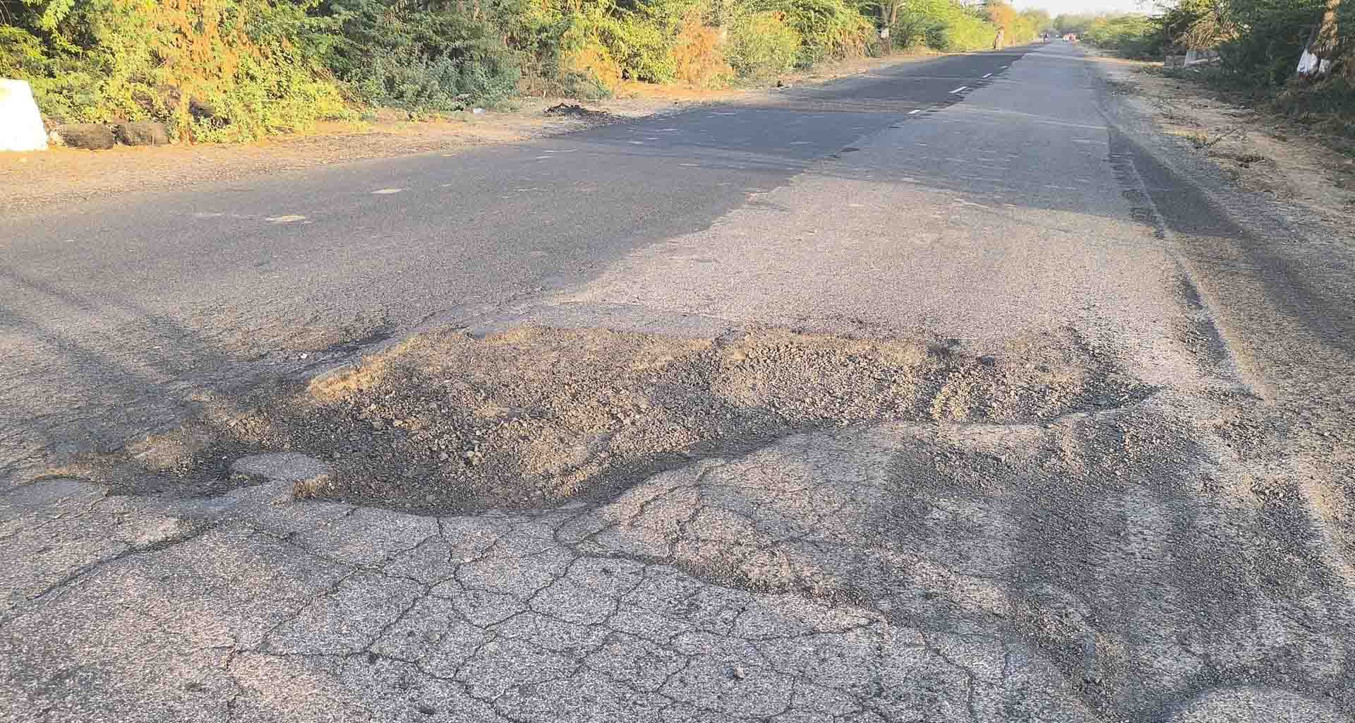 થરાદ થી ઢીમા રોડ નવીન બનાવવા માટે રાજકારણ રમાતું હોવાની સ્થાનિકોની રાવ