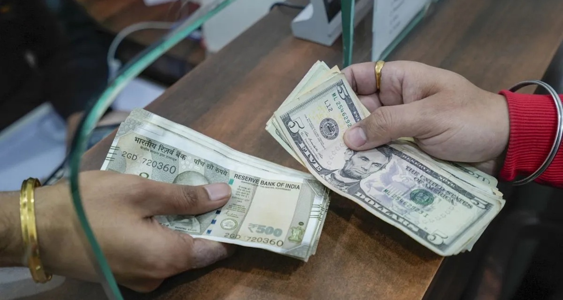 રૂપિયો આજે 50 પૈસા ઘટ્યો, 94.03 પ્રતિ ડોલરના રેકોર્ડ નીચા સ્તરે પહોંચ્યો