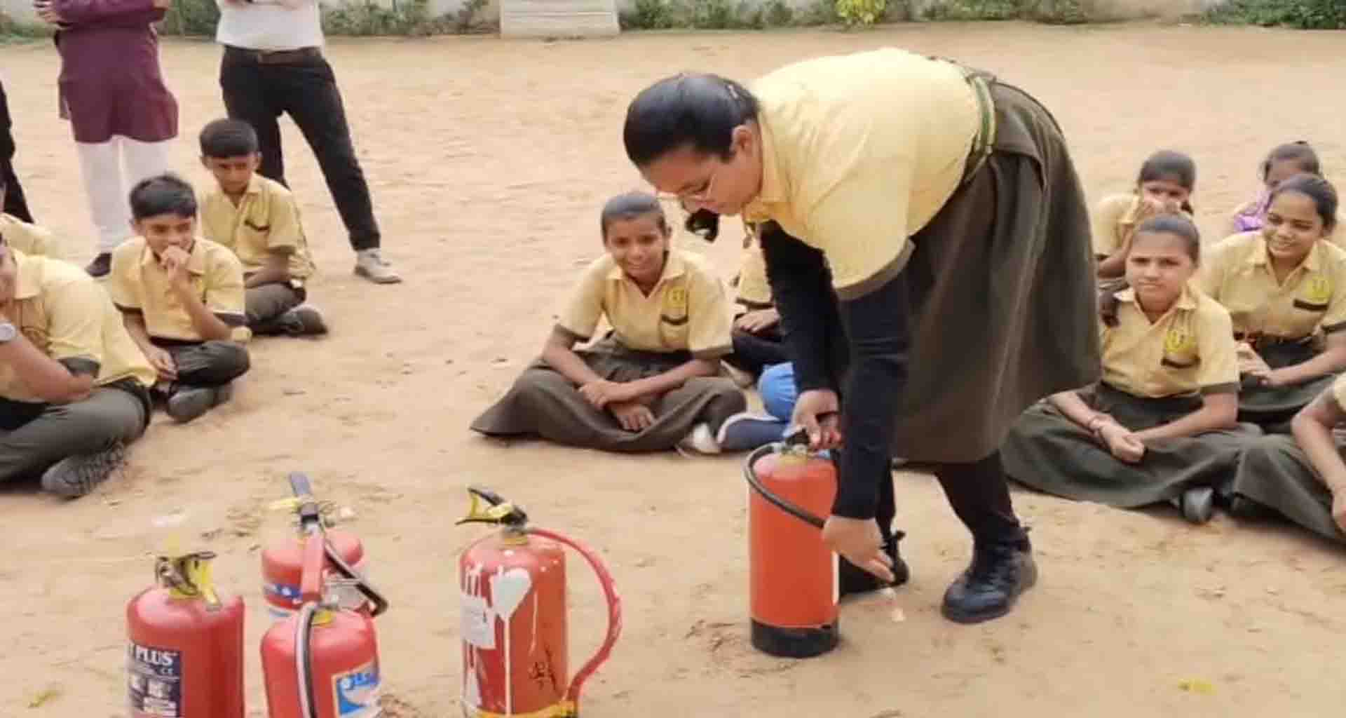 Fire Safety Training; ડીસાની હેપ્પી હોરાઇઝન સ્કૂલમાં ફાયર સેફ્ટીની તાલીમ અપાઈ