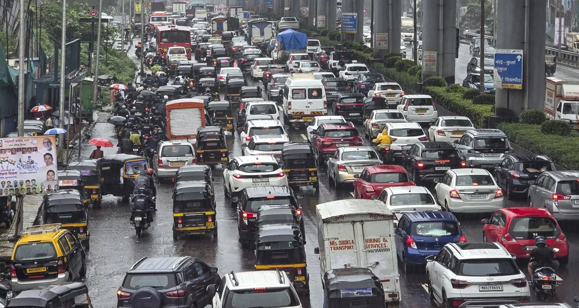 મુંબઈ-અમદાવાદ હાઈવે પર 12 કલાક સુધી ટ્રાફિક જામમાં 500 થી વધુ વિદ્યાર્થીઓ ફસાયા