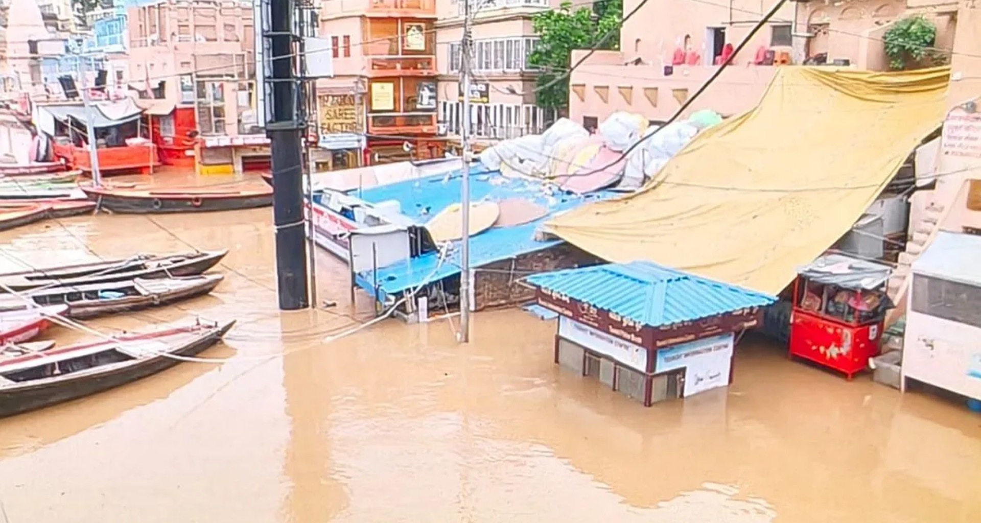 વારાણસીમાં ગંગાનું પાણી ચેતવણી સ્તરથી ઉપર, બધા 84 ઘાટ ડૂબી ગયા; છત પર મૃતદેહોના અગ્નિસંસ્કાર કરવામાં આવી રહ્યા છે