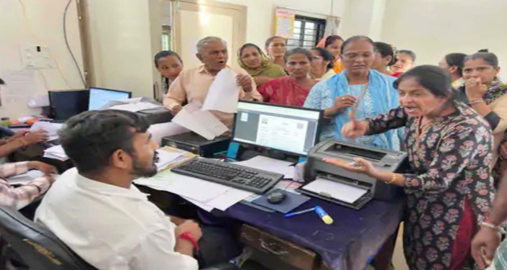 પાટણમાં પાણી મામલે પાલિકાની વોટર વકૅસ શાખામાં મહિલાઓ ધરણાં પર બેસી આક્રોશ વ્યક્ત કર્યો