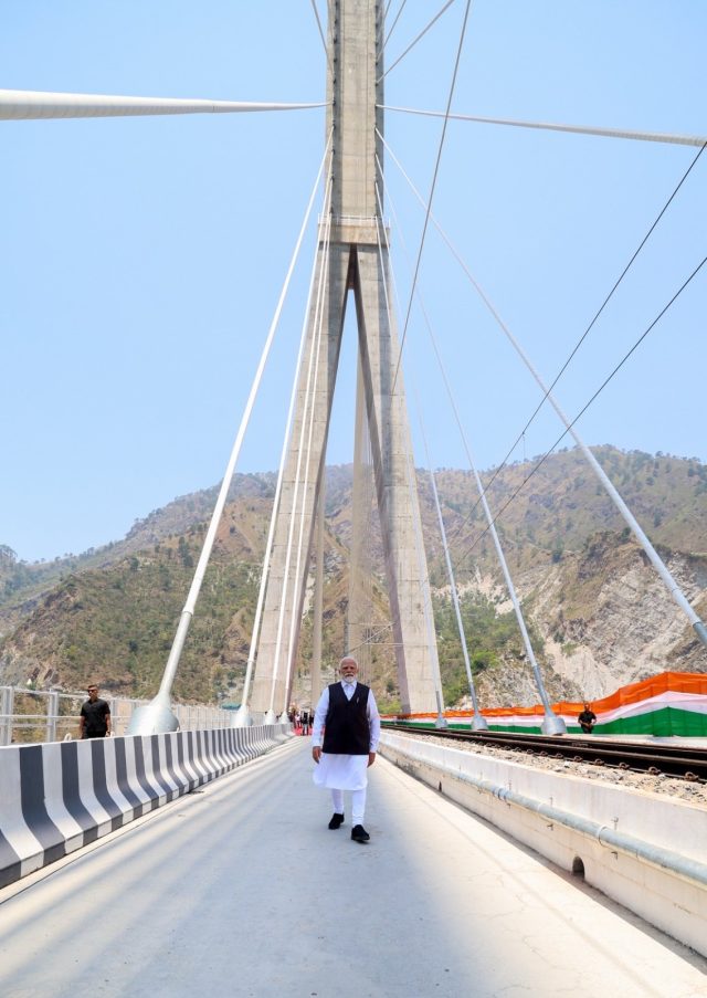 પીએમ મોદીએ કાશ્મીરમાં દુનિયાના સૌથી ઊંચા રેલવે બ્રિજનું લોકાર્પણ કર્યું, તિરંગો લહેરાવ્યો