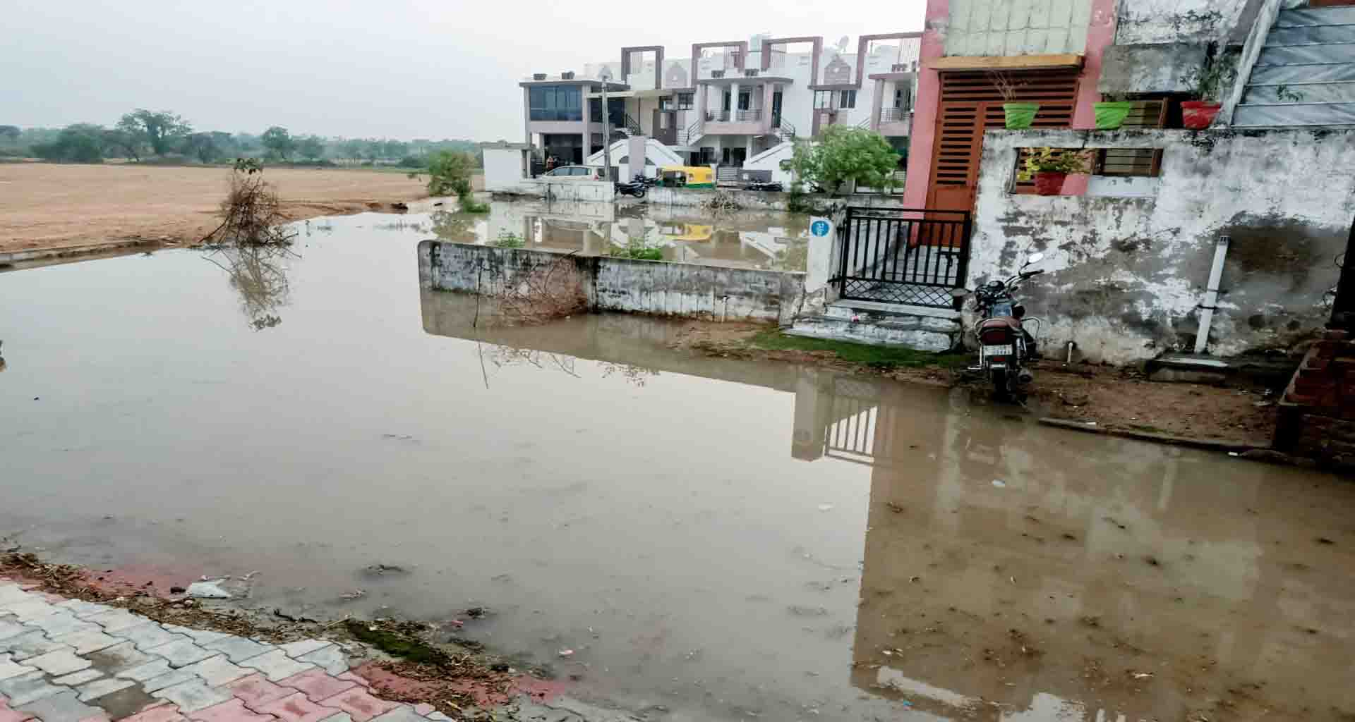 પાલનપુરના આકેસણ ગામે રેસીડેન્સીનું વરસાદી પાણી ભરાતા સ્થાનિકોમાં રોષ