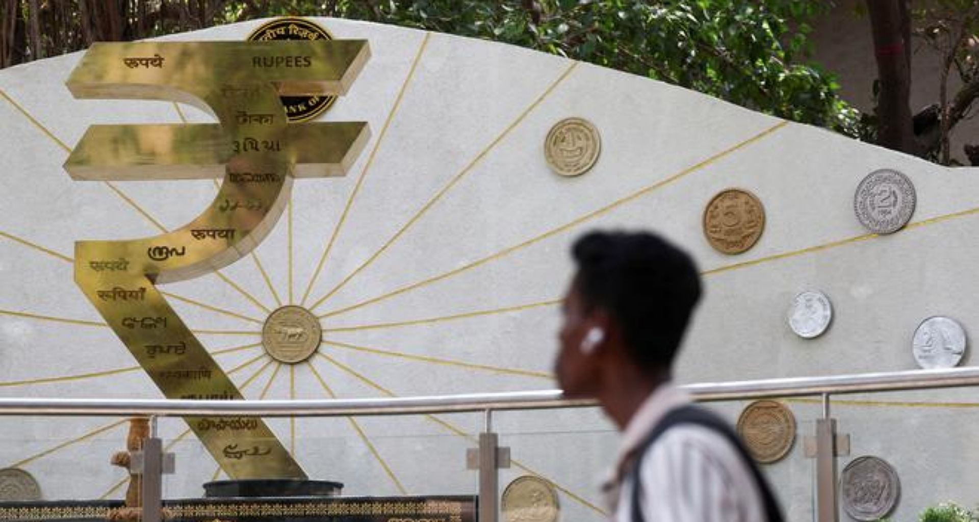 ડોલર સામે રૂપિયો 8 પૈસા ઘટીને 85.23 પર બંધ થયો