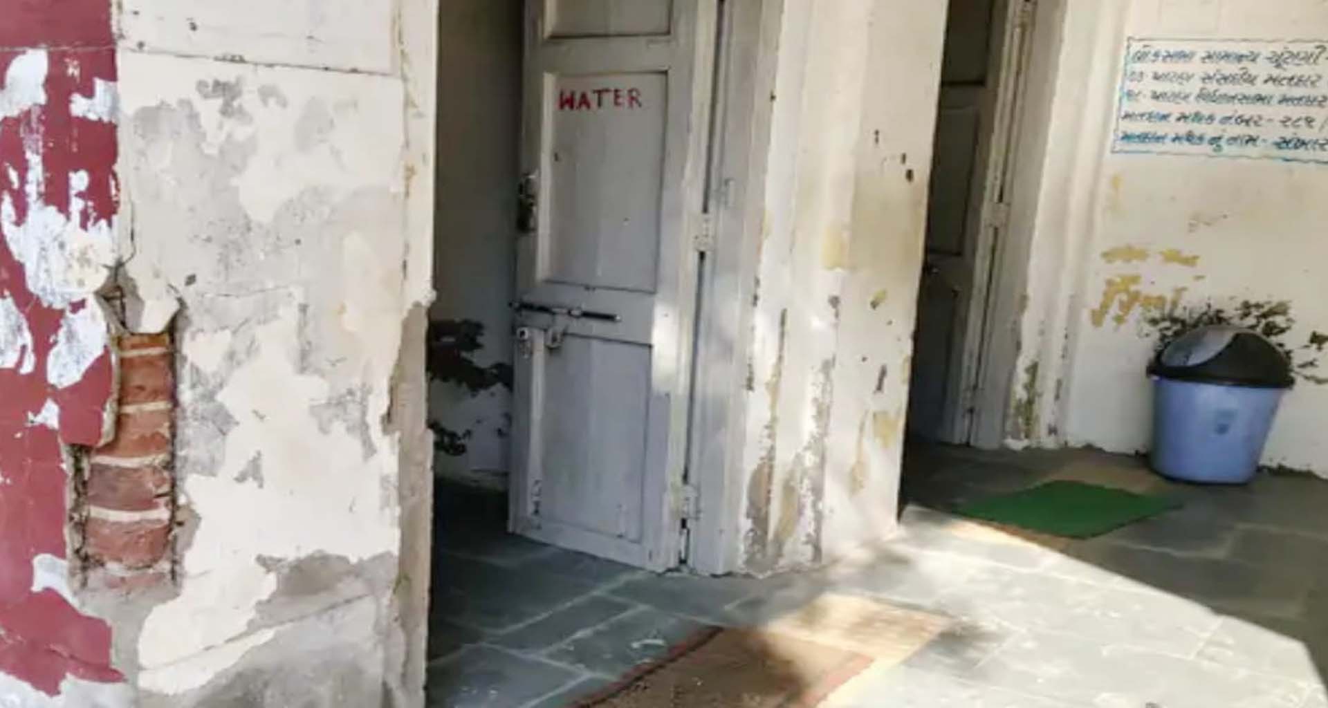 પાટણના સંખારી ગામની શાળાના જર્જરિત 14 ઓરડા ઉતારી નવા બનાવવા માંગ ઉઠી