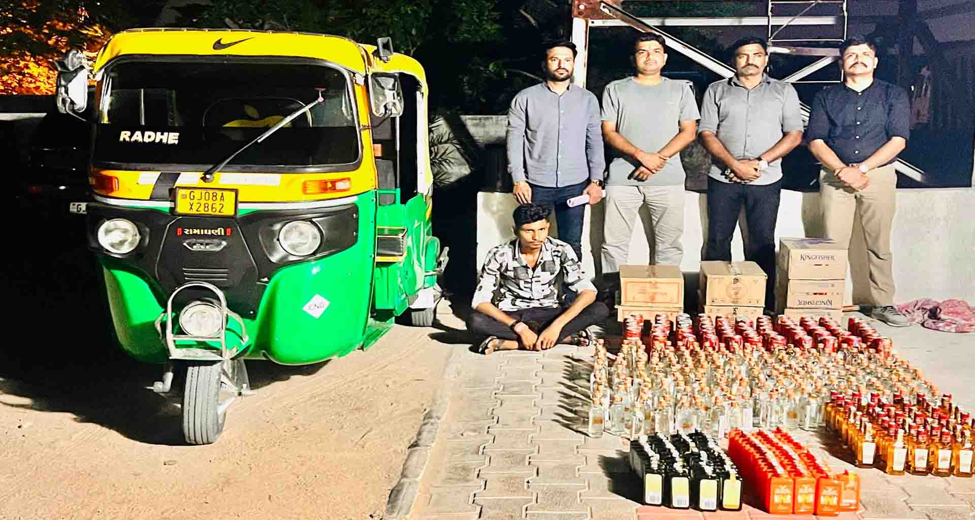 જુનાડીસાની સીમમાંથી વિદેશી દારૂ ભરેલી રીક્ષા પકડાઈ