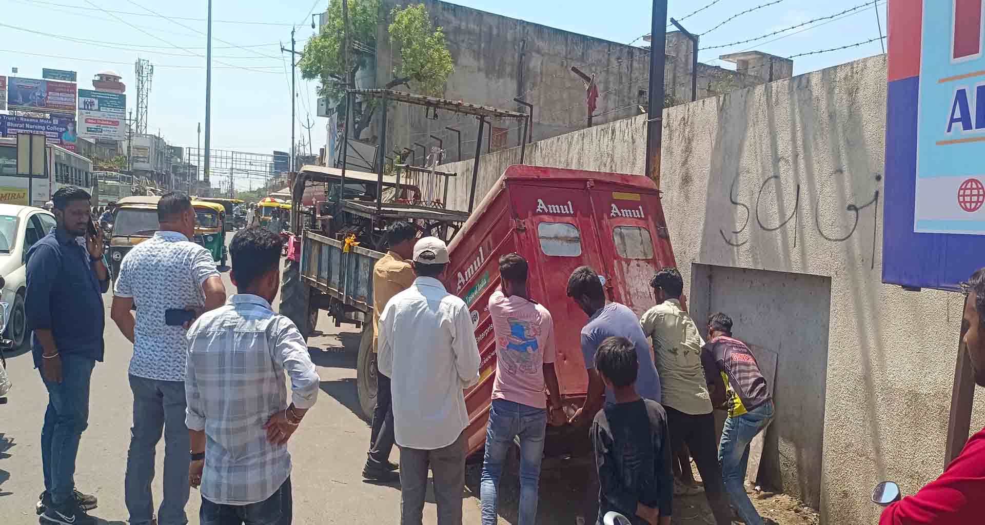 ડીસામાં ટ્રાફિકને નડતર રૂપ મુખ્ય માર્ગો પરના દબાણો હટાવાયા