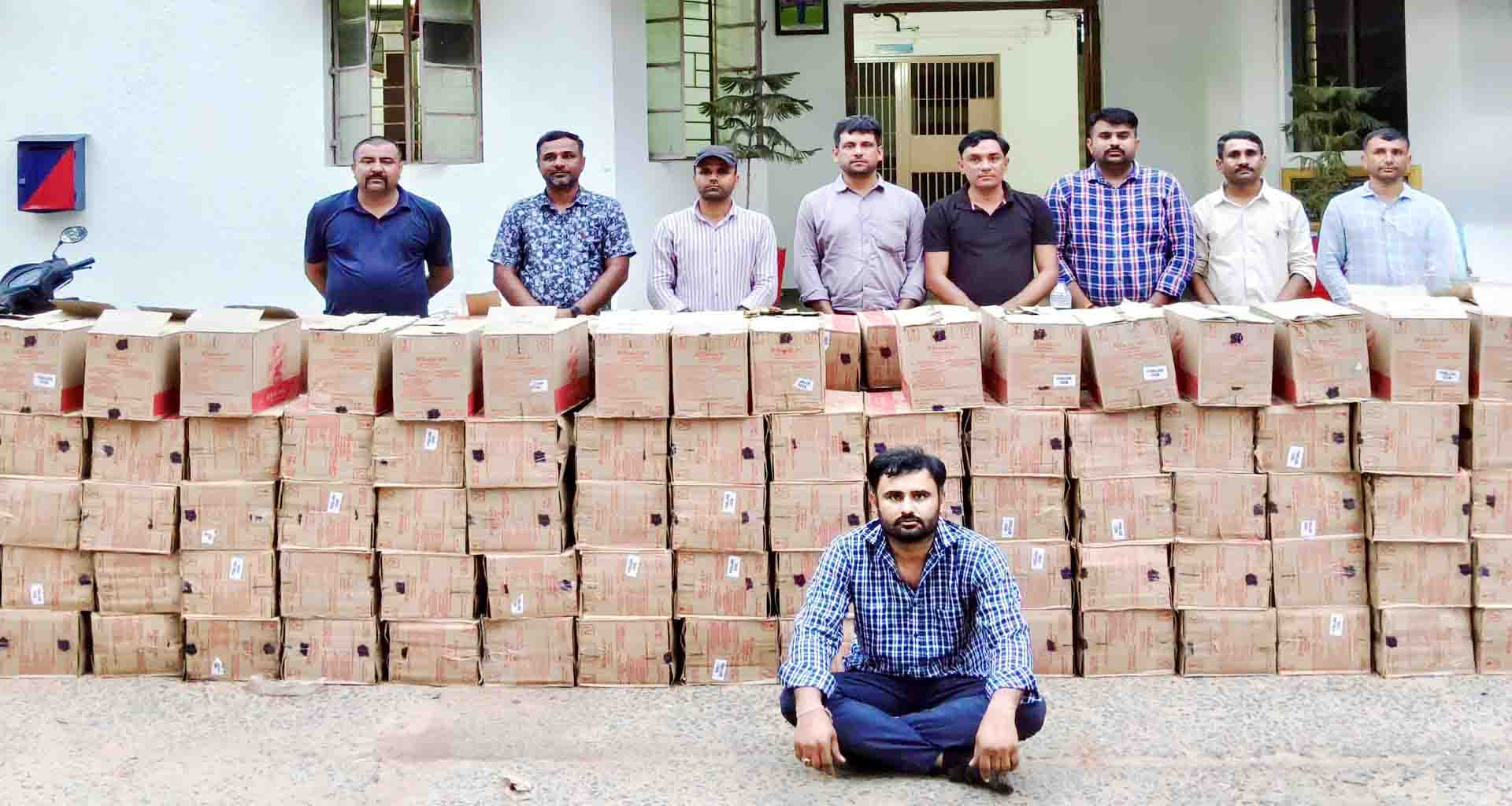 ભાભરના અસાણા ગામની સીમમાં વિદેશી દારૂ ભરેલી ટ્રક પકડાઈ