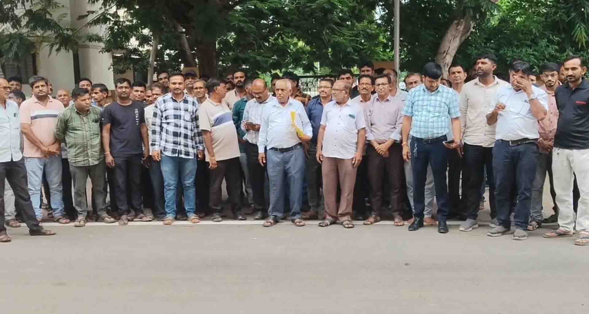 પાલનપુર-ડીસા હાઇવે પરની દેવપુરા સોસાયટીના રહીશો દ્વારા કલેકટરને રજુઆત કરાઈ