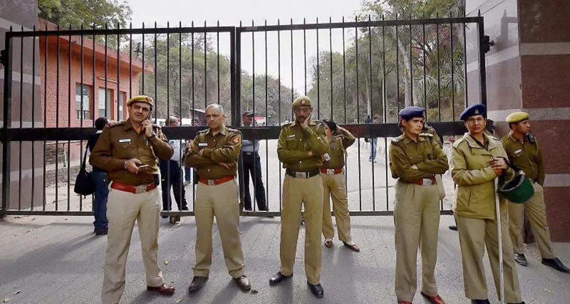 દિલ્હીના મુખ્યમંત્રી સચિવાલય અને મૌલાના આઝાદ મેડિકલ કોલેજને બોમ્બથી ઉડાવવાની ધમકી મળી, તપાસ શરૂ