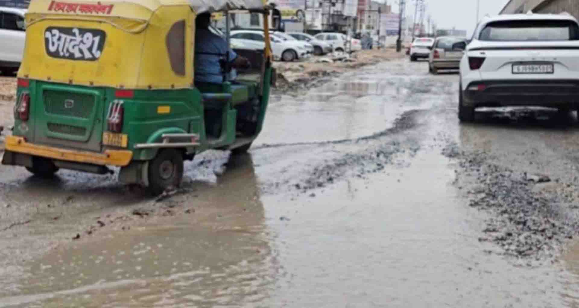 સાબરકાંઠા; વરસાદે તંત્રની પોલ ખોલી રસ્તાઓ પર પાણી ભરાતાં અકસ્માતનો ભય