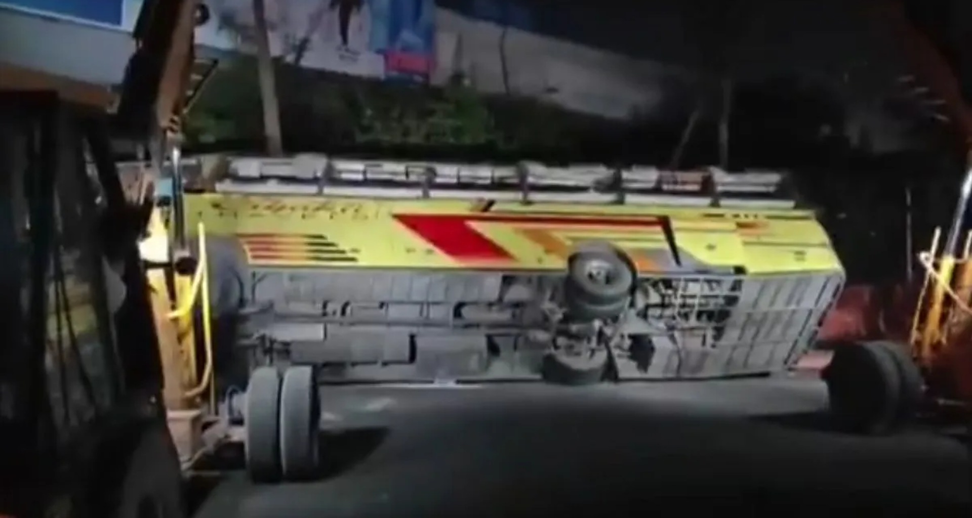 કરોલ બાગમાં મેટ્રો લાઇન નીચે ડબલ ડેકર બસ પલટી ગઈ; 2 લોકોના મોત