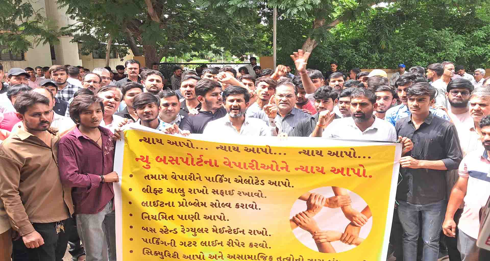 ન્યુ એસ.ટી.બસપોર્ટમાં પ્રાથમિક સુવિધાઓ ન મળતા વેપારીઓએ જતાવ્યો વિરોધ