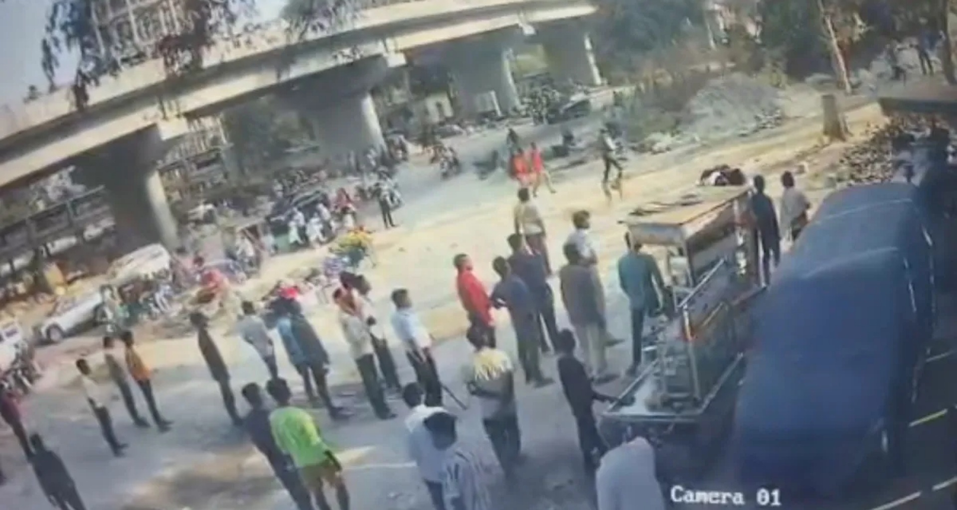 વડોદરાના રસ્તાઓ પર ભયાનક દ્રશ્યો, ખુલ્લેઆમ તલવારો લઈને ફરતા યુવકોનો વીડિયો થયો વાયરલ