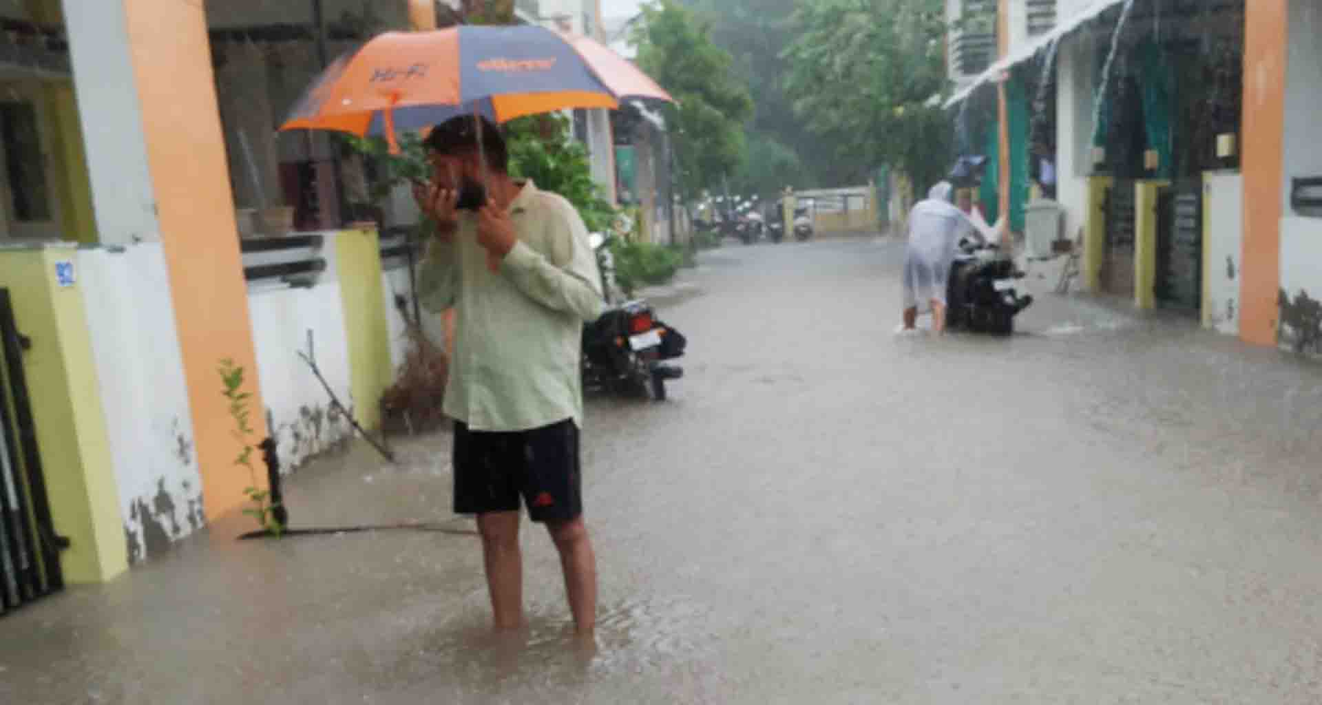 પાટણ સોસાયટી વિસ્તારમાં ભરાયેલા વરસાદી પાણીના નિકાલ માટે પંપો મૂકી નિકાલ કરાયો