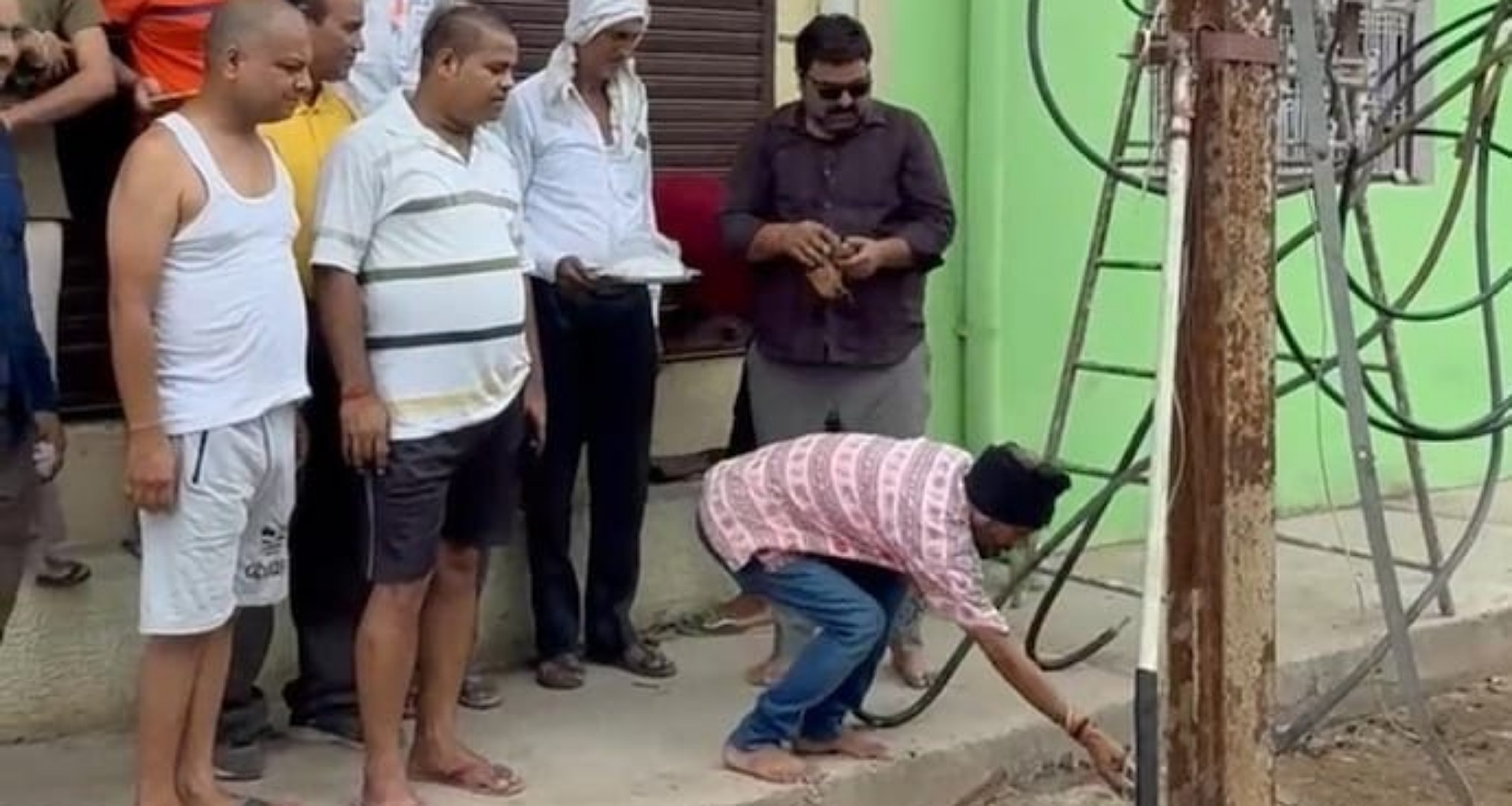 મધ્યપ્રદેશમાં વીજળી ખોરવાઈ જવા છતાં સ્થાનિક લોકોએ ટ્રાન્સફોર્મરના લાંબા આયુષ્ય માટે પૂજા કરી