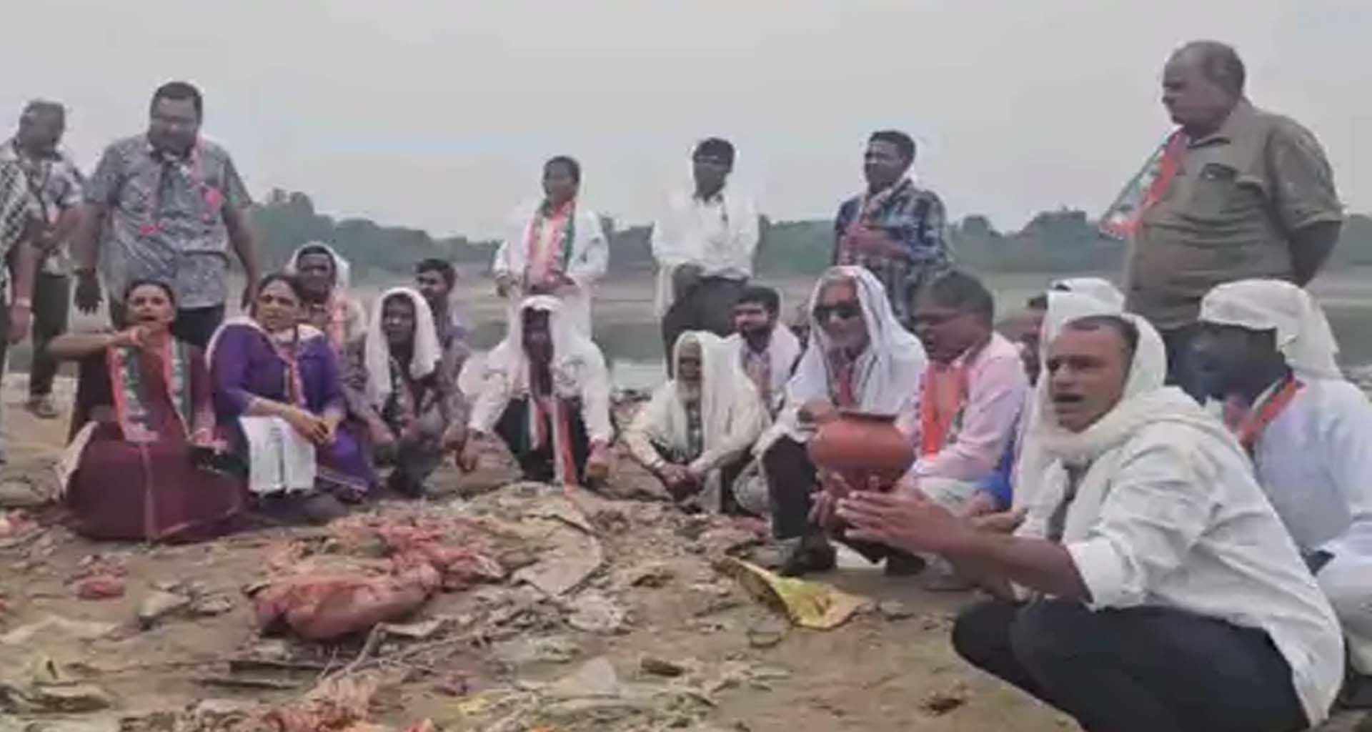 પાટણમાં સિદ્ધિ સરોવર ખાલી થતા કોંગ્રેસે પાલિકાનું બેસણું યોજ્યું