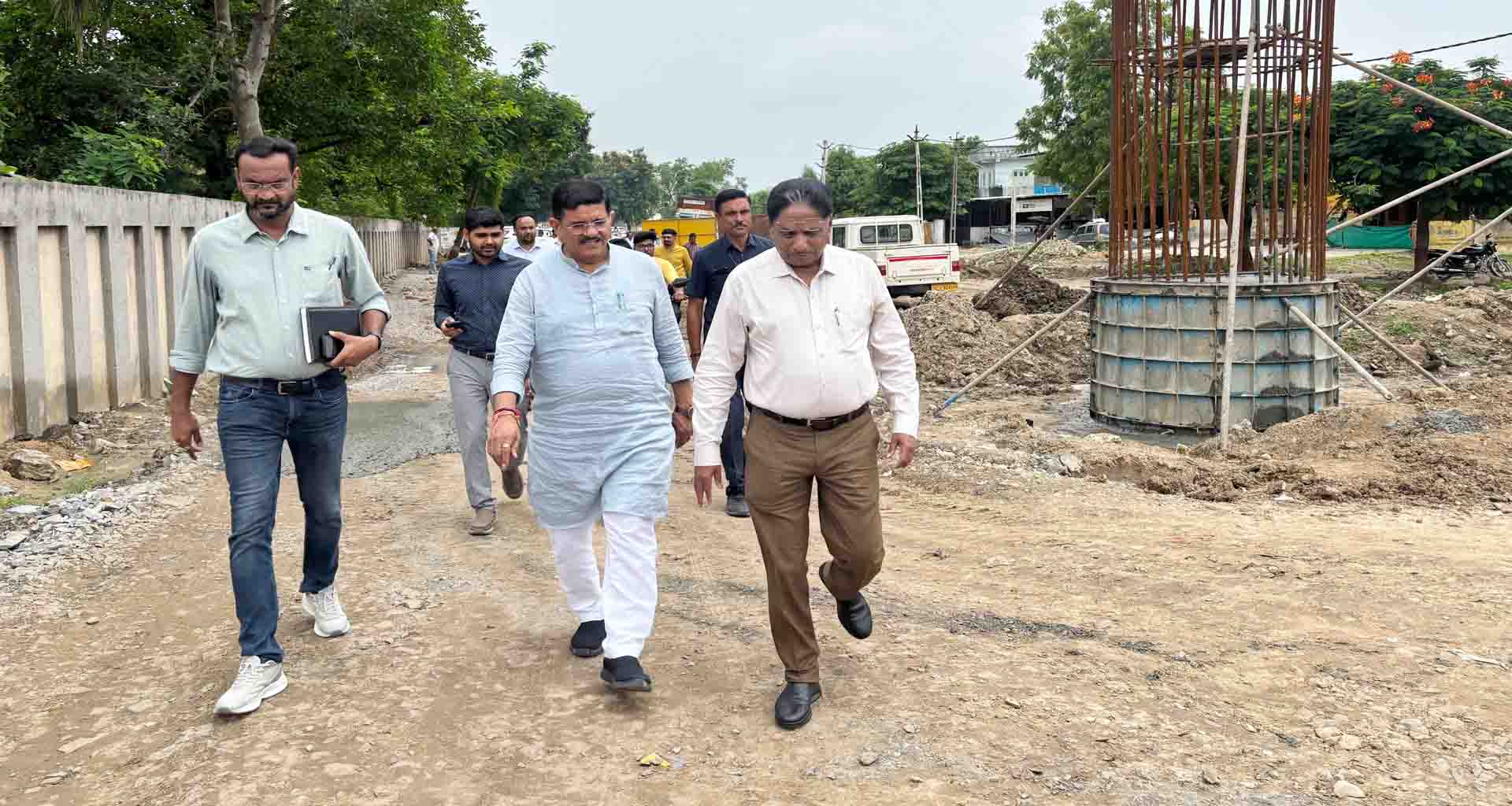 મંત્રી ઋષિકેશભાઈ પટેલ અને સાંસદ હરિભાઈ પટેલે રેલવેના વિવિધ કાર્યોનું સ્થળ નિરીક્ષણ