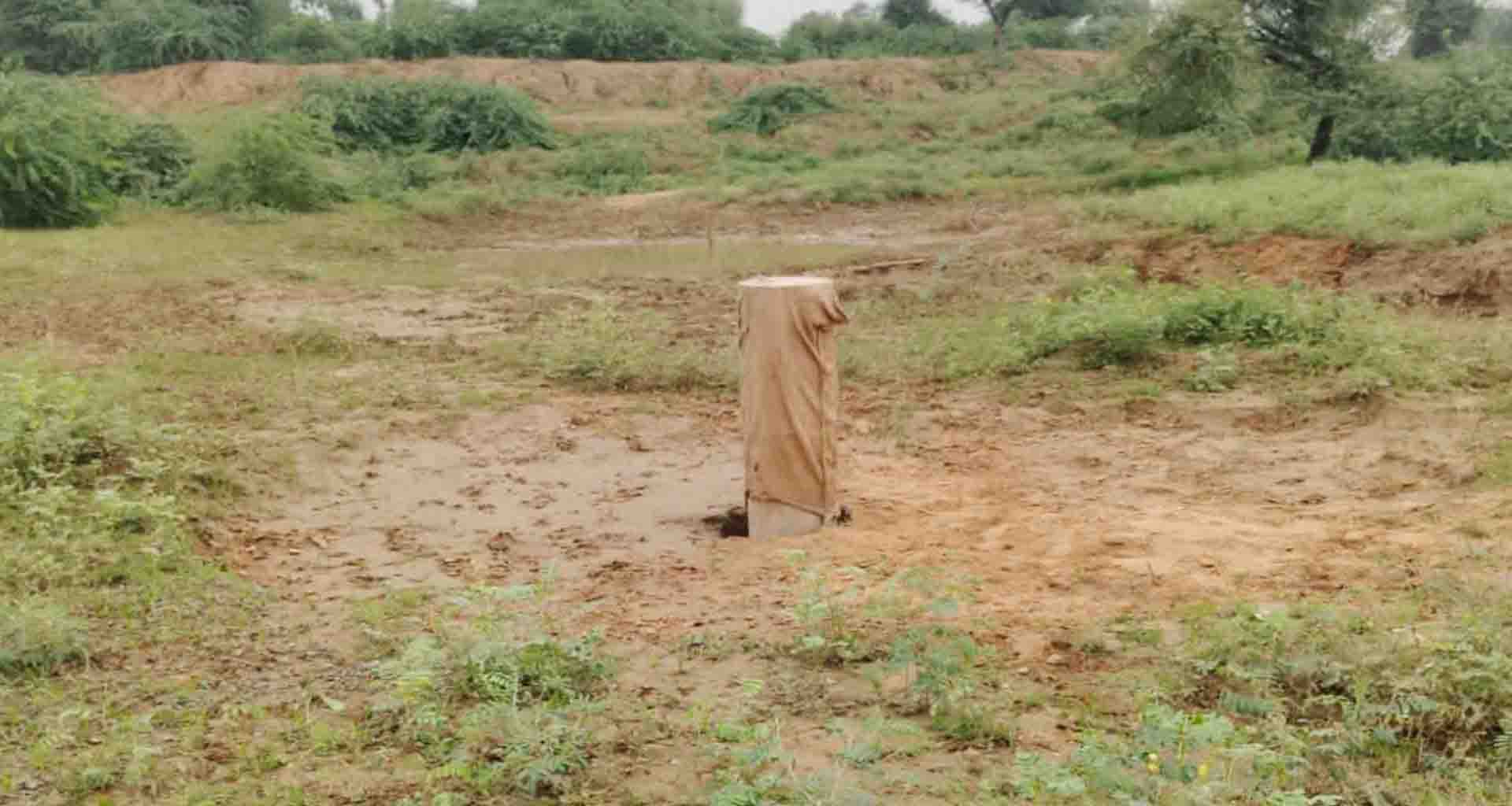 લાખણી તાલુકાના તળાવોમાં જળ સંચય માટે બનાવેલા રિચાર્જ બોર શોભાના ગાંઠિયા સમાન