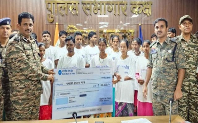 છત્તીસગઢના સુકમામાં 40 લાખના ઈનામી 22 નક્સલવાદીઓએ આત્મ સમર્પણ કર્યું