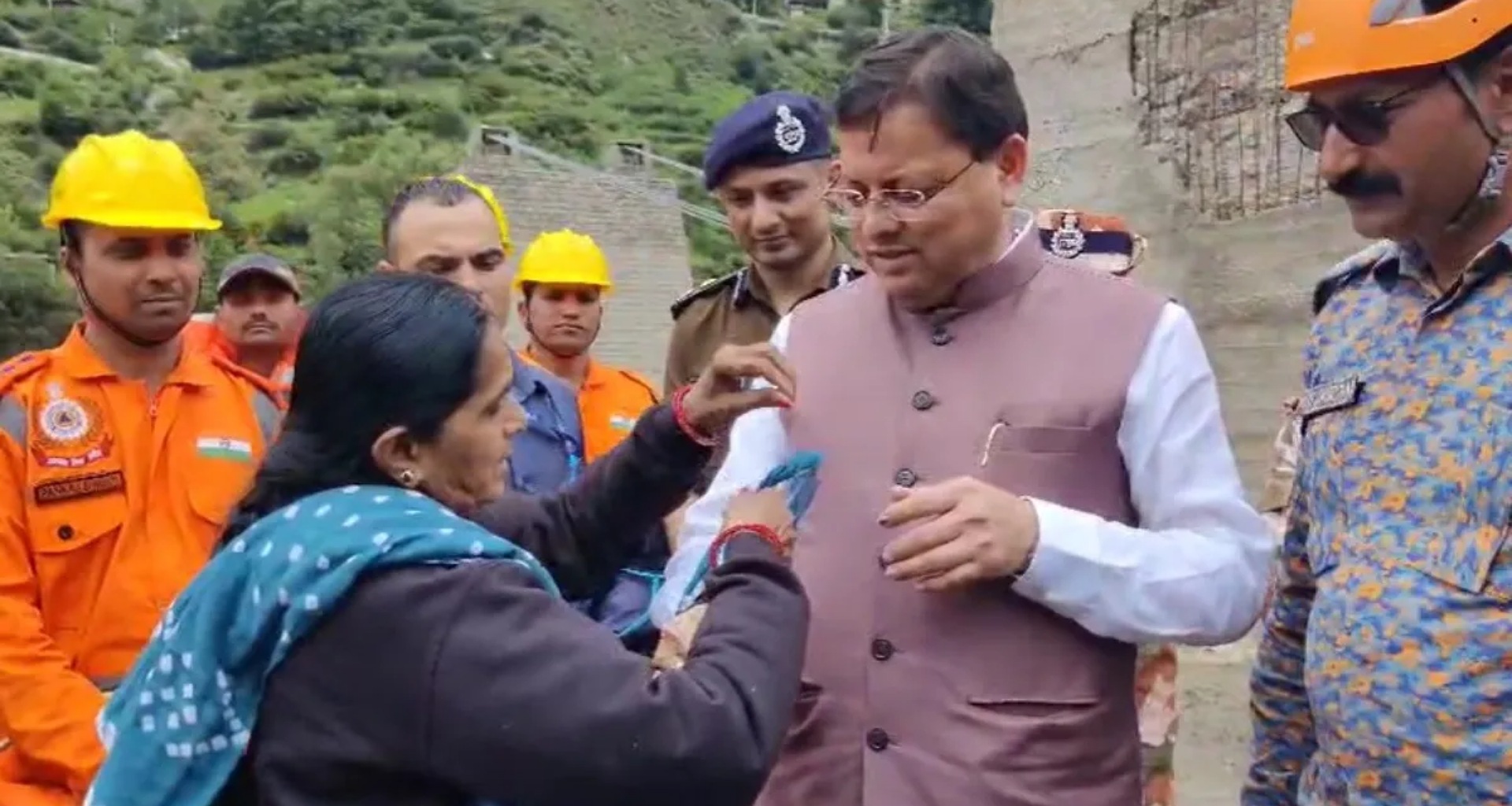 ધારલીમાં એક મહિલાએ પોતાની સાડી ફાડીને સીએમ ધામીને રાખડી બાંધી, કહ્યું- 'મારા માટે તમે ભગવાન કૃષ્ણ જેવા છો