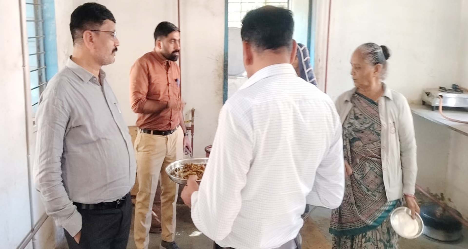 ડીસા મામલતદારની ગ્રામીણ વિસ્તારોમાં આકસ્મિક મુલાકાતે