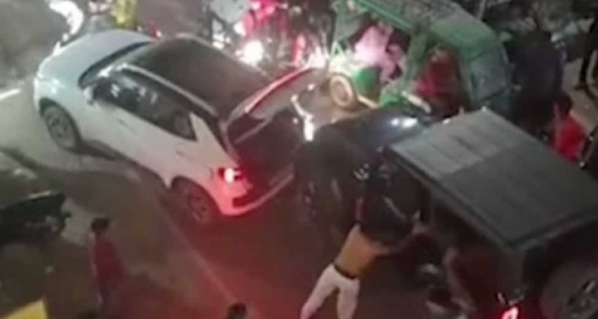 UP માં થાર ડ્રાઇવરે વિવાદ બાદ ભીડમાં વાહન ચલાવ્યું